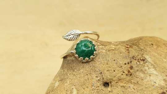 Emerald leaf ring