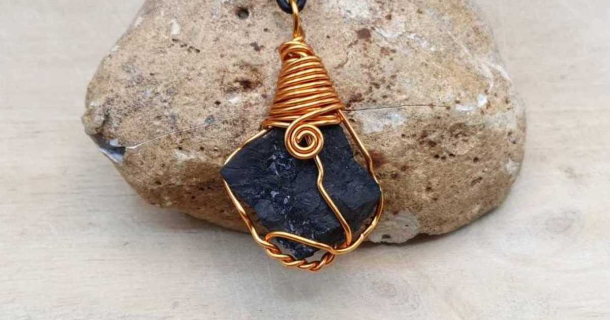 Empowered Crystals :: Copper Raw shungite pendant O1