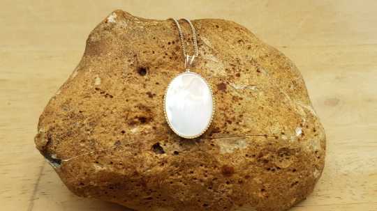 Mother of pearl pendant 18x13mm
