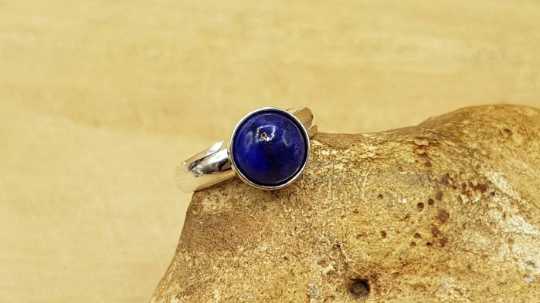 Minimalist Sapphire ring