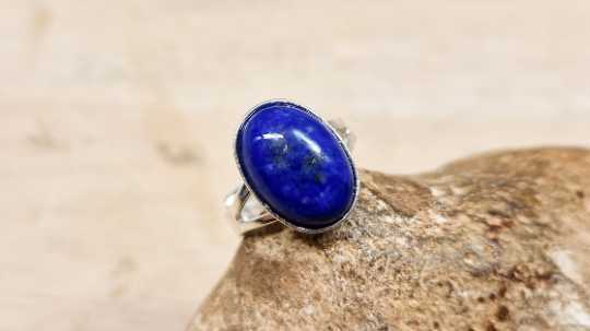 Oval lapis lazuli ring